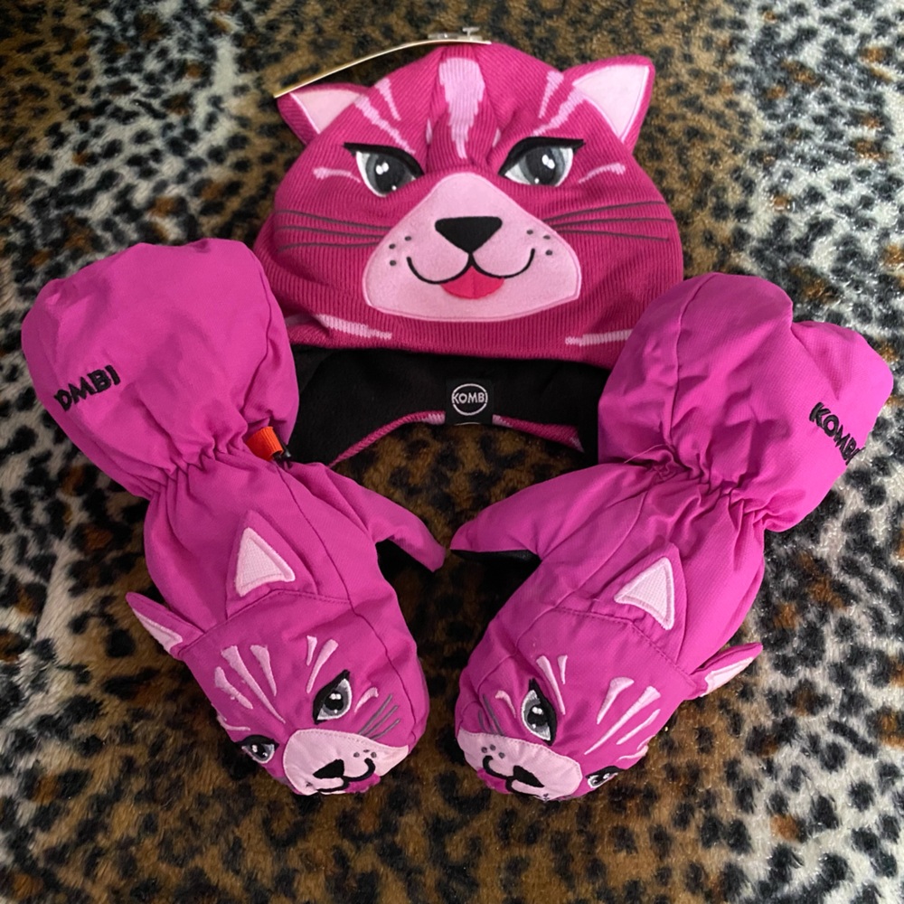 Kombi Girls matching Cat Mitts and Hat 😻